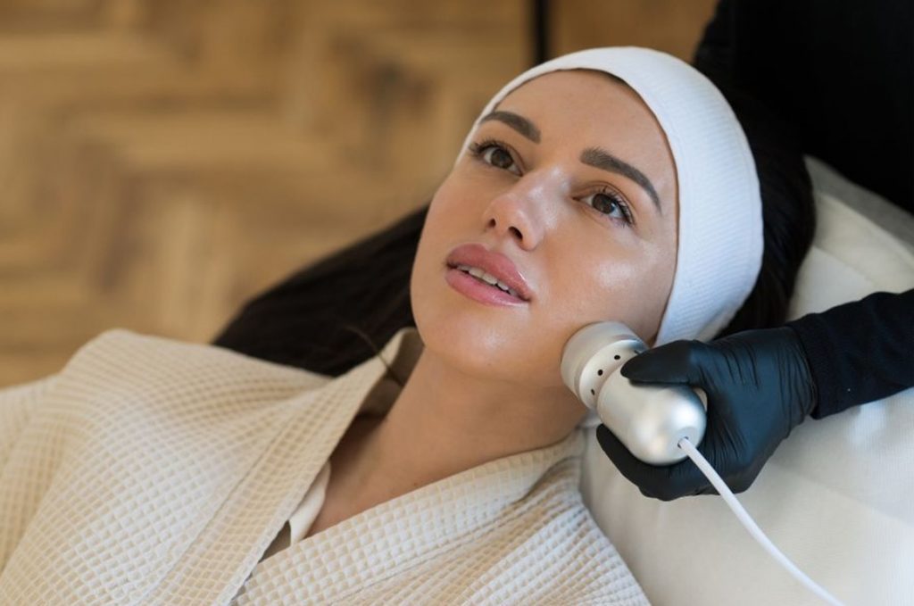 Aquafacial für porentiefe Reinigung, Hydration und Glow-Effekt