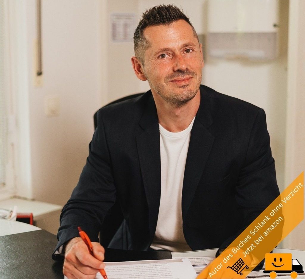 Ernährungsberater sitzt am Schreibtisch